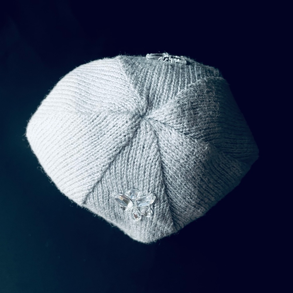 “Betsey Johnson” Gray Knit Beanie Hat.  EUC - Picture 4 of 7